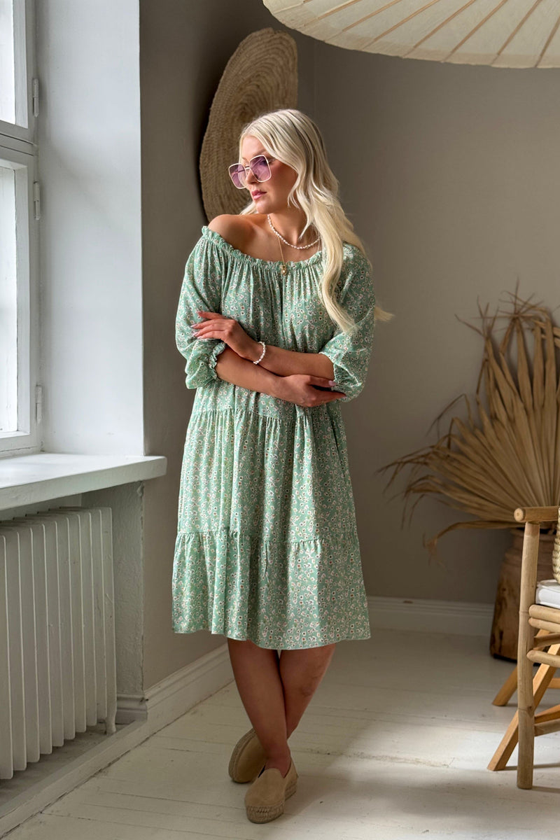 Abby viskoosimekko, pale green floral