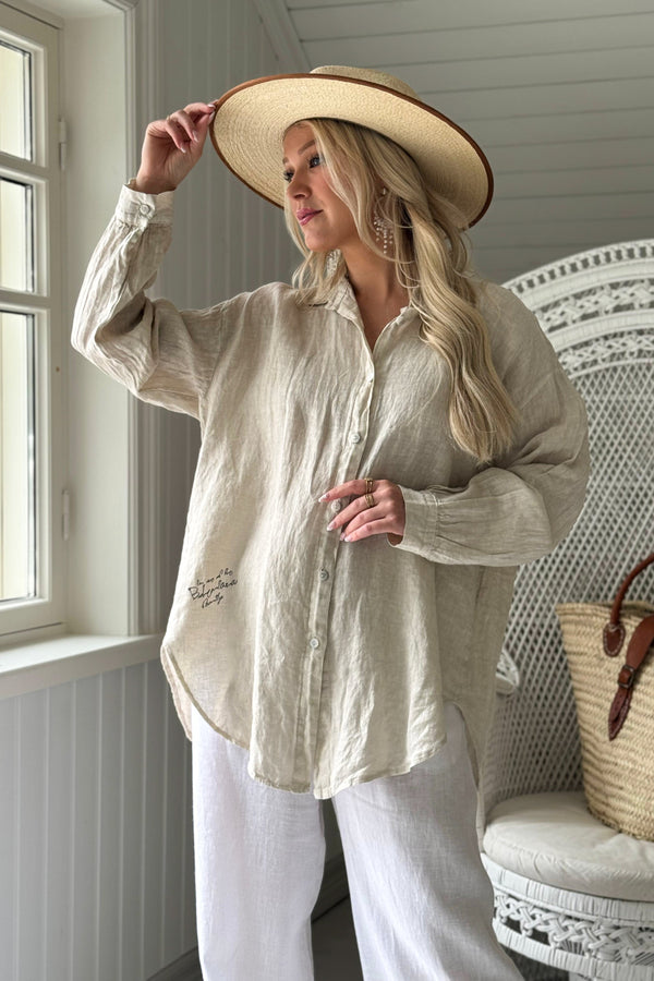 Breezy shirt, sand