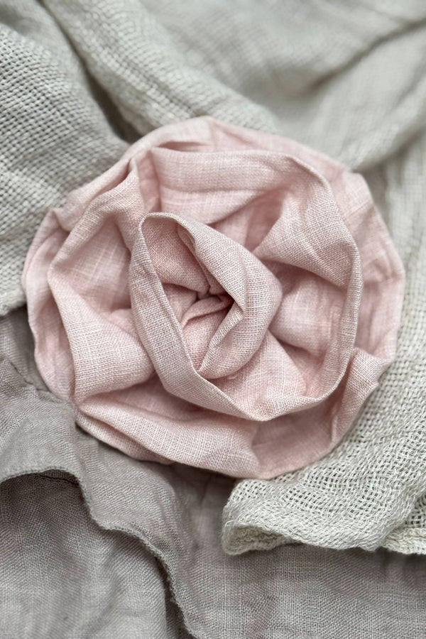 Flower brooch, light pink linen