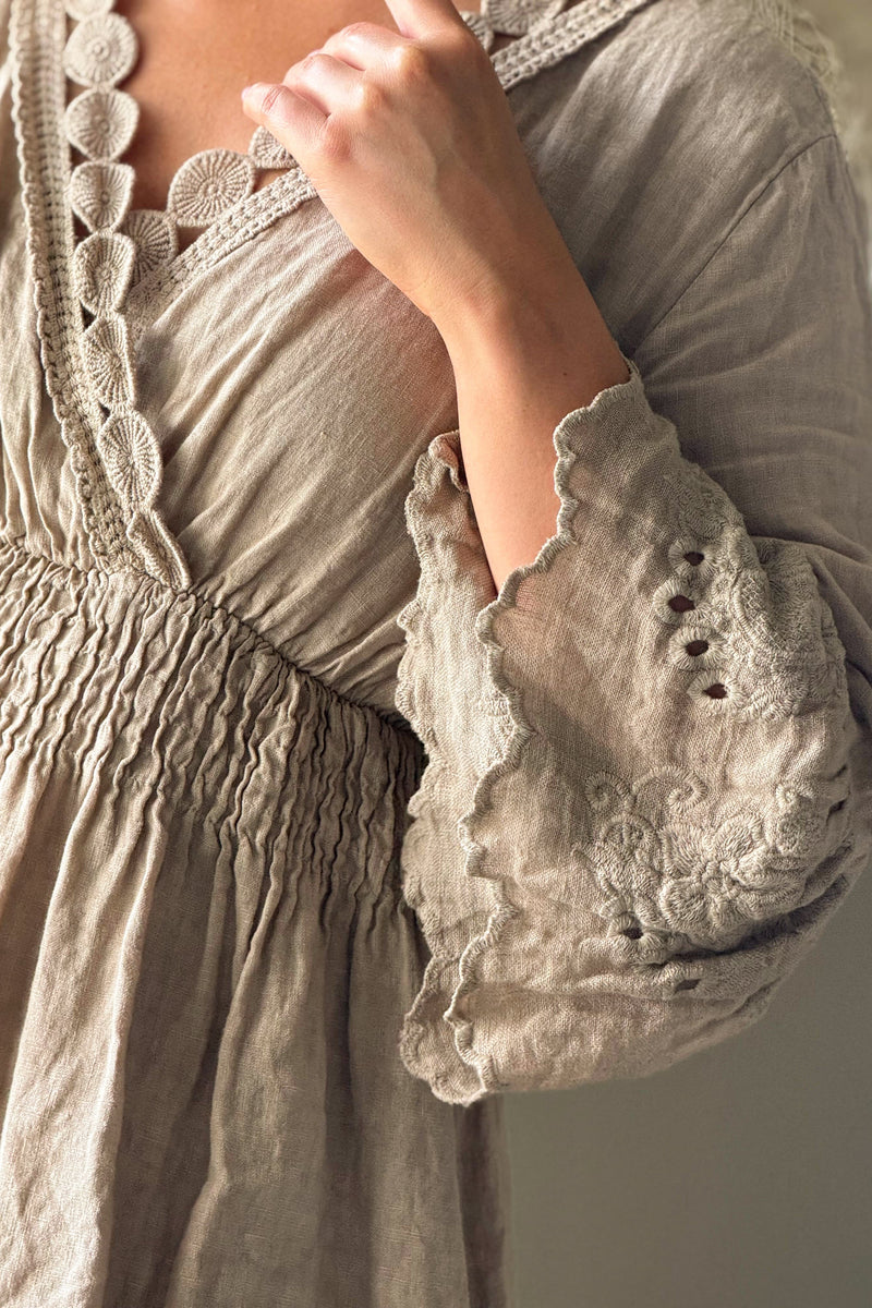 Lace Whispers pellavamekko, cashmere