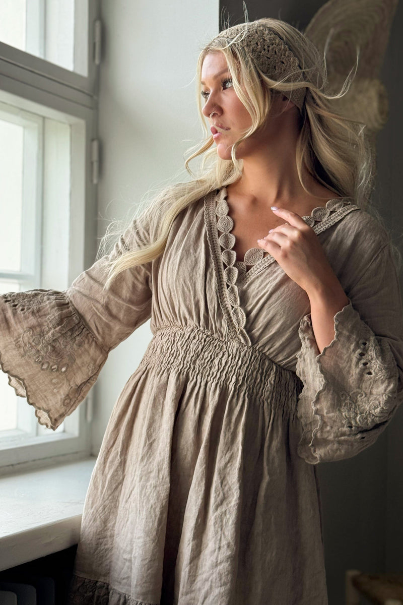 Lace Whispers pellavamekko, cashmere