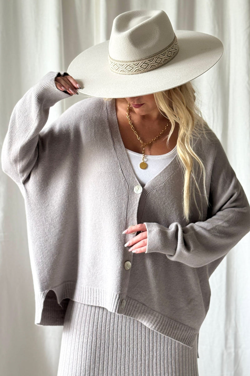 Stay Close, taupe